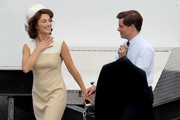 Tko je ova ljepotica? Kao da uopće ne stari, a u vezi je s frontmenom slavnog benda