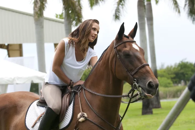 Tko je ova ljepotica? Kao da uopće ne stari, a u vezi je s frontmenom slavnog benda