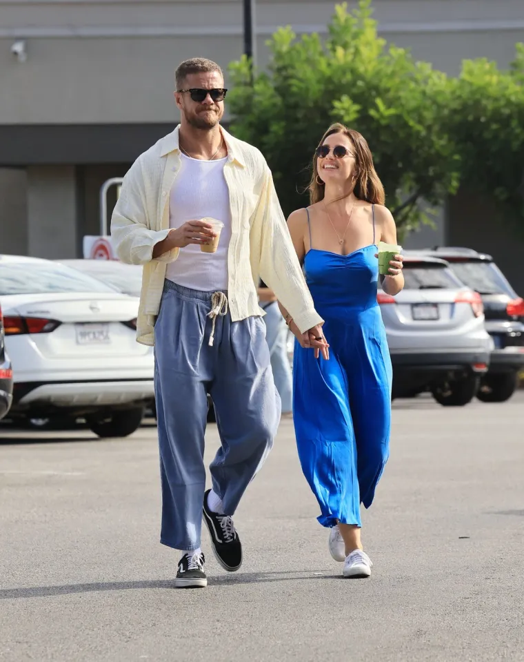 Tko je ova ljepotica? Kao da uopće ne stari, a u vezi je s frontmenom slavnog benda