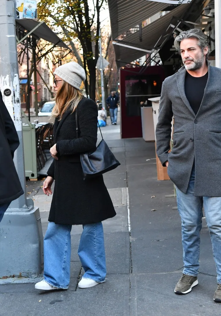 Prepoznajete li ju? Slavnu glumicu uhvatile kamere s novim dečkom