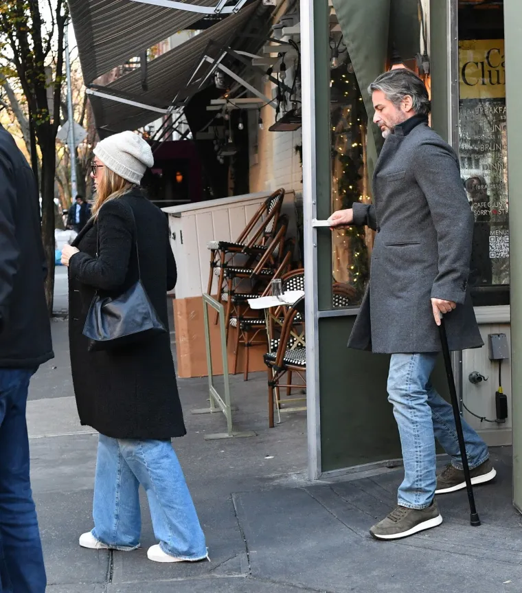 Prepoznajete li ju? Slavnu glumicu uhvatile kamere s novim dečkom