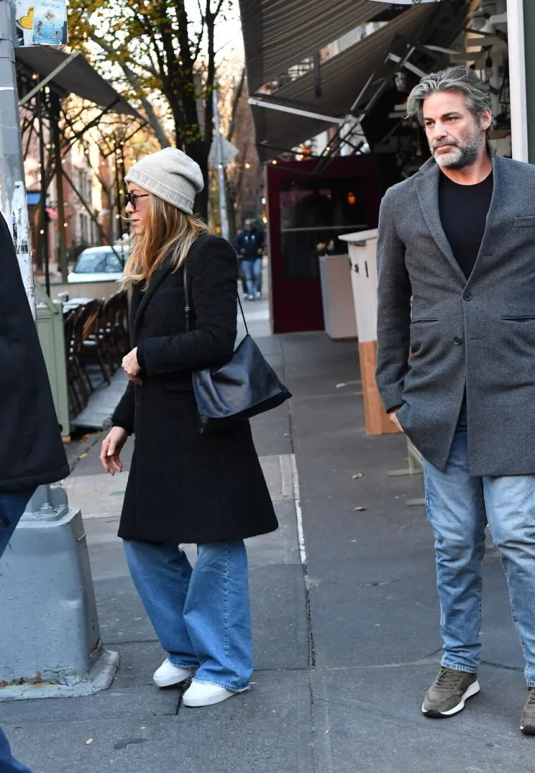 Prepoznajete li ju? Slavnu glumicu uhvatile kamere s novim dečkom