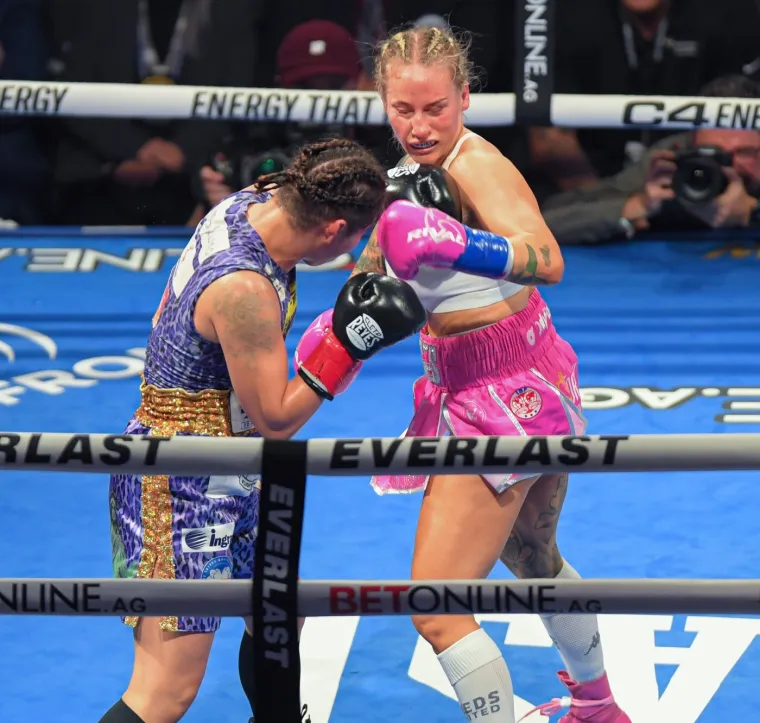 'Nosim donje rublje, imam ogromne grudi i naravno da ću ih pokazati. Radit ću &scaron;to želim'