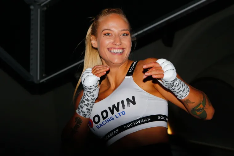 'Nosim donje rublje, imam ogromne grudi i naravno da ću ih pokazati. Radit ću što želim'