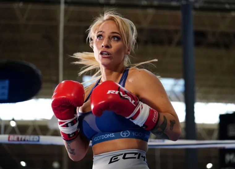 'Nosim donje rublje, imam ogromne grudi i naravno da ću ih pokazati. Radit ću što želim'