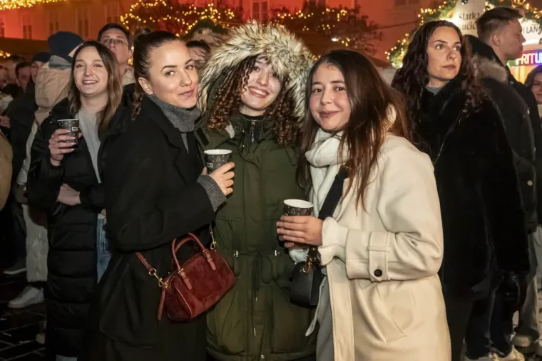 Legice prošetale hit sezone: Svi pogledi su bili upereni u zgodne crnke u osječkoj Tvrđi