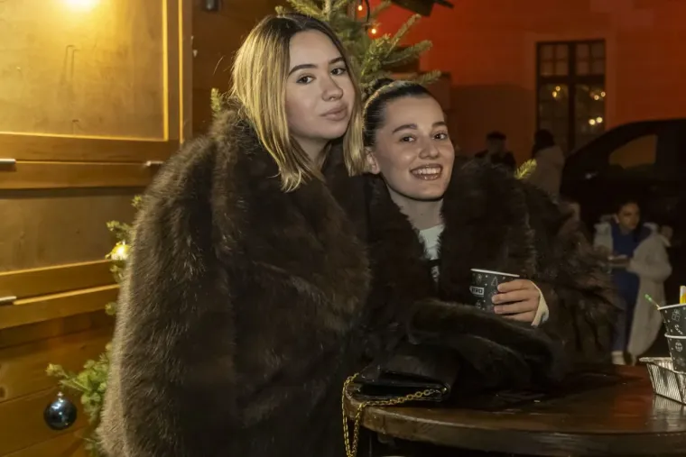 Legice pro&scaron;etale hit sezone: Svi pogledi su bili upereni u zgodne crnke u osječkoj Tvrđi