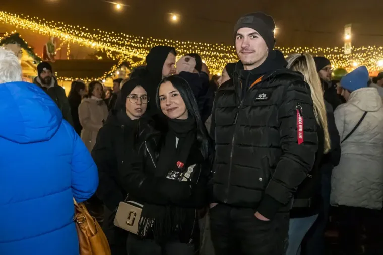 Legice pro&scaron;etale hit sezone: Svi pogledi su bili upereni u zgodne crnke u osječkoj Tvrđi