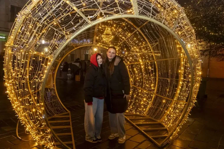 Legice pro&scaron;etale hit sezone: Svi pogledi su bili upereni u zgodne crnke u osječkoj Tvrđi