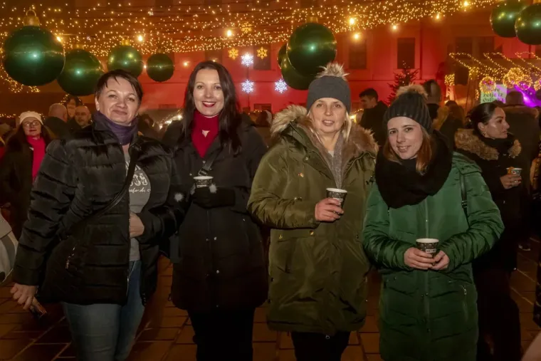 Legice pro&scaron;etale hit sezone: Svi pogledi su bili upereni u zgodne crnke u osječkoj Tvrđi