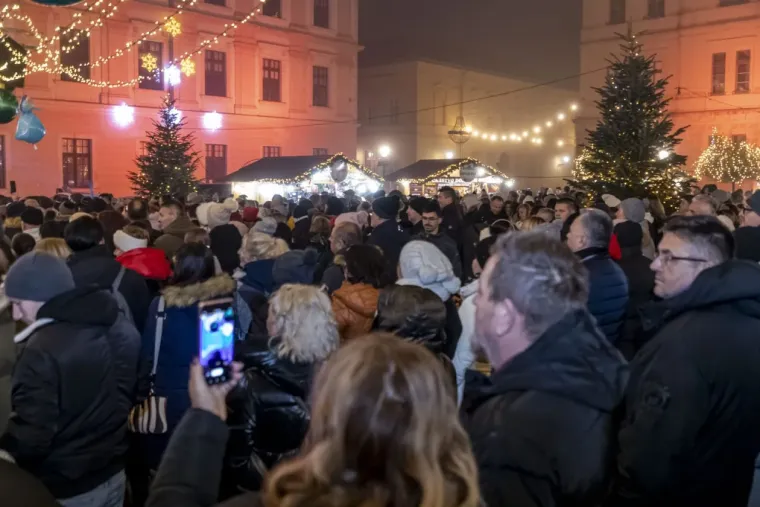 Legice pro&scaron;etale hit sezone: Svi pogledi su bili upereni u zgodne crnke u osječkoj Tvrđi