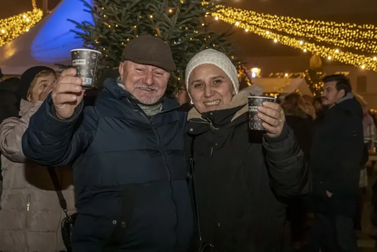 Legice pro&scaron;etale hit sezone: Svi pogledi su bili upereni u zgodne crnke u osječkoj Tvrđi