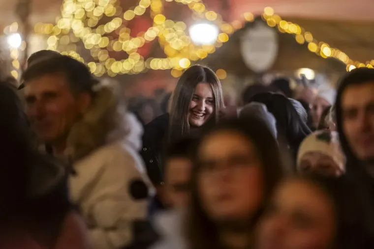 Legice pro&scaron;etale hit sezone: Svi pogledi su bili upereni u zgodne crnke u osječkoj Tvrđi