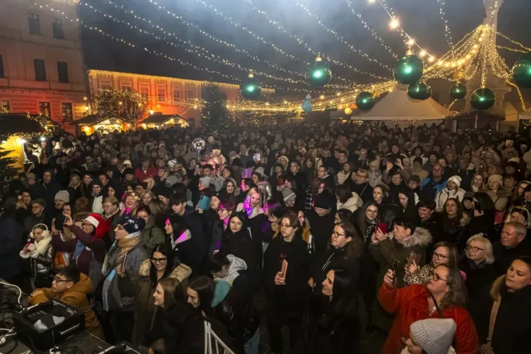 Legice pro&scaron;etale hit sezone: Svi pogledi su bili upereni u zgodne crnke u osječkoj Tvrđi