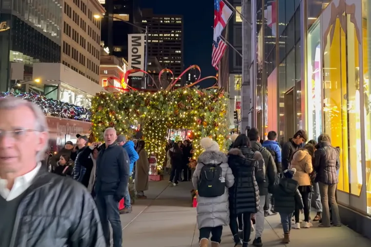 Ispred ovog božićnog drvca Kevin je prije 33 godine zaželio želju: Evo kako je danas ukrašeno
