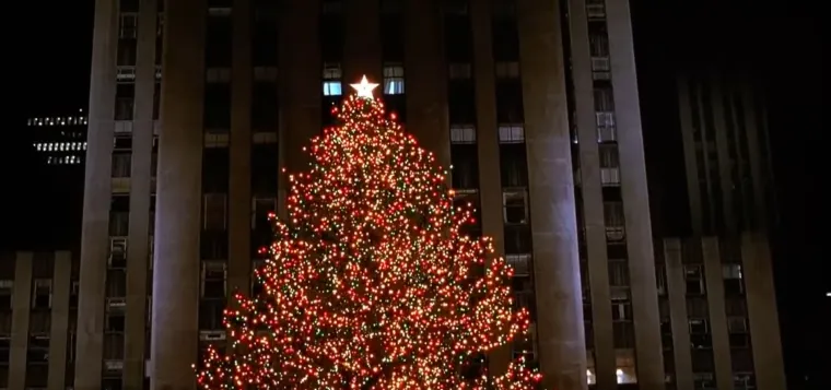 Ispred ovog božićnog drvca Kevin je prije 33 godine zaželio želju: Evo kako je danas ukrašeno
