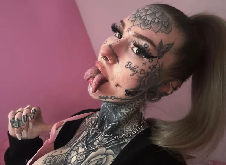 Na svoj izgled potrošila je čitavo bogatstvo: Obitelj je dovela do ludila, ali ne želi stati