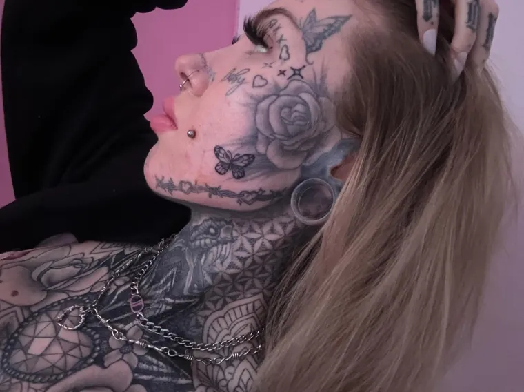 Na svoj izgled potrošila je čitavo bogatstvo: Obitelj je dovela do ludila, ali ne želi stati