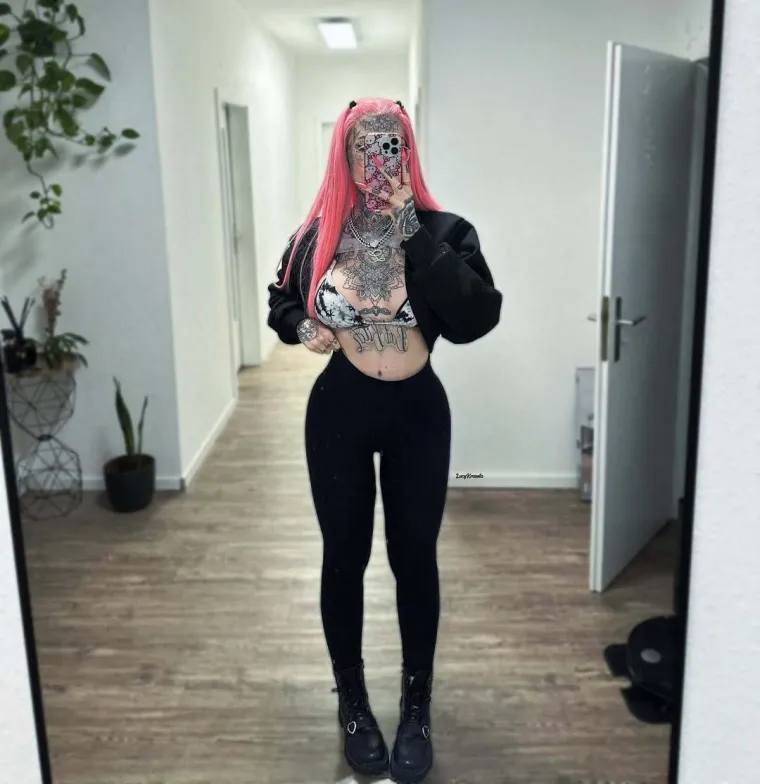 Na svoj izgled potrošila je čitavo bogatstvo: Obitelj je dovela do ludila, ali ne želi stati