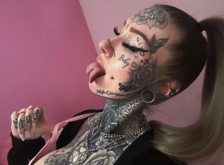 Na svoj izgled potrošila je čitavo bogatstvo: Obitelj je dovela do ludila, ali ne želi stati