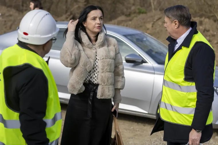 Od bundice na gradilištu do kožnjaka: Ovo su najbolja modna izdanja ministrice Vučković