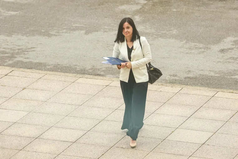 Od bundice na gradilištu do kožnjaka: Ovo su najbolja modna izdanja ministrice Vučković