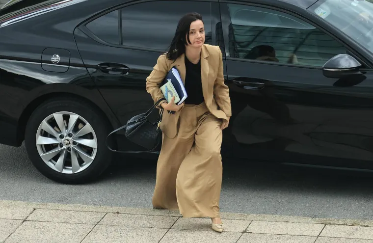 Od bundice na gradili&scaron;tu do kožnjaka: Ovo su najbolja modna izdanja ministrice Vučković