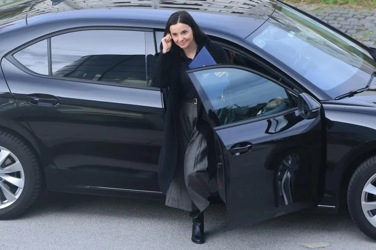 Od bundice na gradili&scaron;tu do kožnjaka: Ovo su najbolja modna izdanja ministrice Vučković