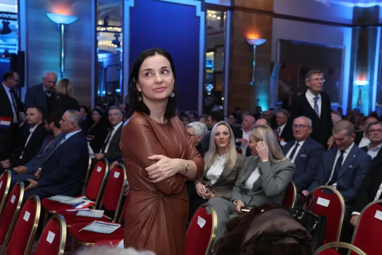 Od bundice na gradili&scaron;tu do kožnjaka: Ovo su najbolja modna izdanja ministrice Vučković