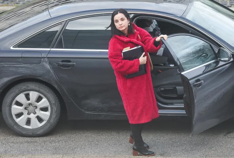 Od bundice na gradilištu do kožnjaka: Ovo su najbolja modna izdanja ministrice Vučković