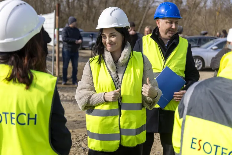 Od bundice na gradili&scaron;tu do kožnjaka: Ovo su najbolja modna izdanja ministrice Vučković