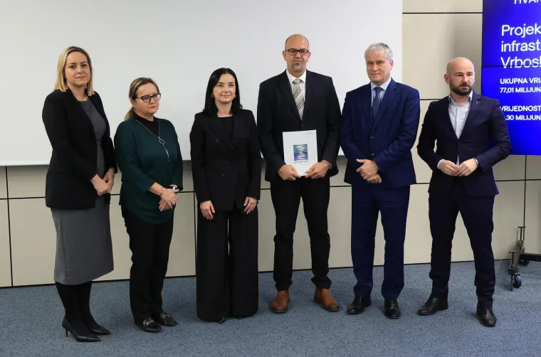 Od bundice na gradili&scaron;tu do kožnjaka: Ovo su najbolja modna izdanja ministrice Vučković