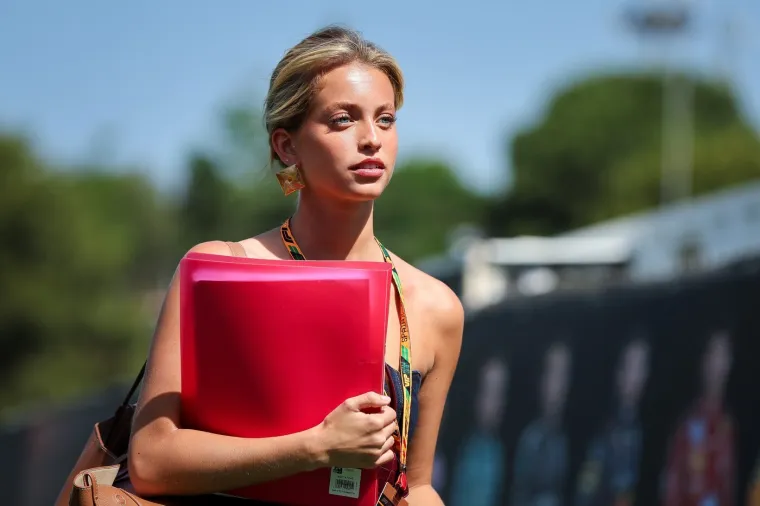 Kraljica paddocka: Zanosna plavuša zavladala Formulom 1 i zavela Landa Norrisa