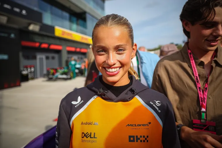 Kraljica paddocka: Zanosna plavuša zavladala Formulom 1 i zavela Landa Norrisa