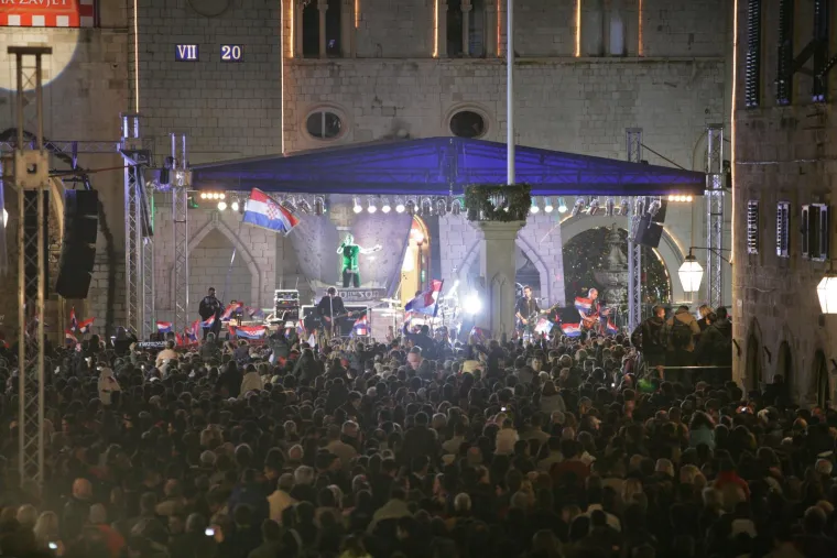 'Gorio je Dubrovnik': Pogledajte kakvu atmosferu je Thompson napravio prije 17 godina na Stradunu