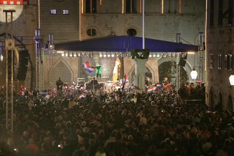 'Gorio je Dubrovnik': Pogledajte kakvu atmosferu je Thompson napravio prije 17 godina na Stradunu