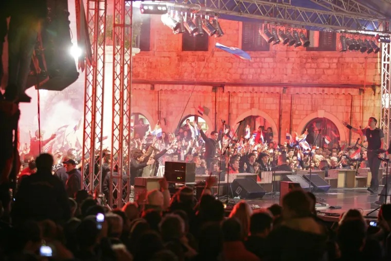 'Gorio je Dubrovnik': Pogledajte kakvu atmosferu je Thompson napravio prije 17 godina na Stradunu