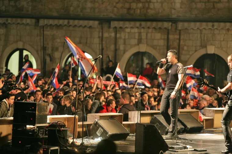 'Gorio je Dubrovnik': Pogledajte kakvu atmosferu je Thompson napravio prije 17 godina na Stradunu