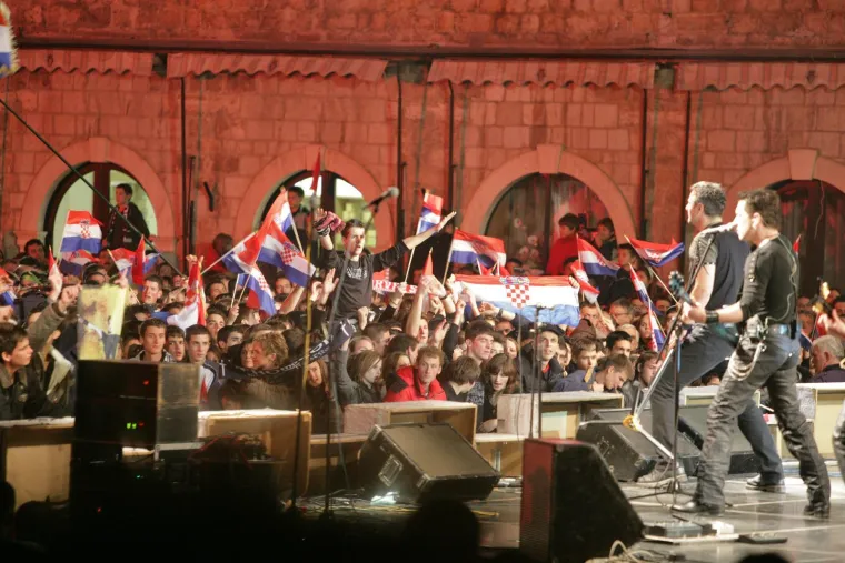 'Gorio je Dubrovnik': Pogledajte kakvu atmosferu je Thompson napravio prije 17 godina na Stradunu