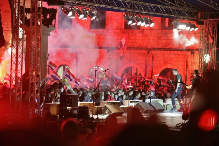 'Gorio je Dubrovnik': Pogledajte kakvu atmosferu je Thompson napravio prije 17 godina na Stradunu