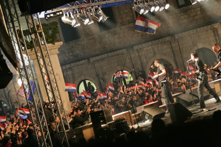 'Gorio je Dubrovnik': Pogledajte kakvu atmosferu je Thompson napravio prije 17 godina na Stradunu