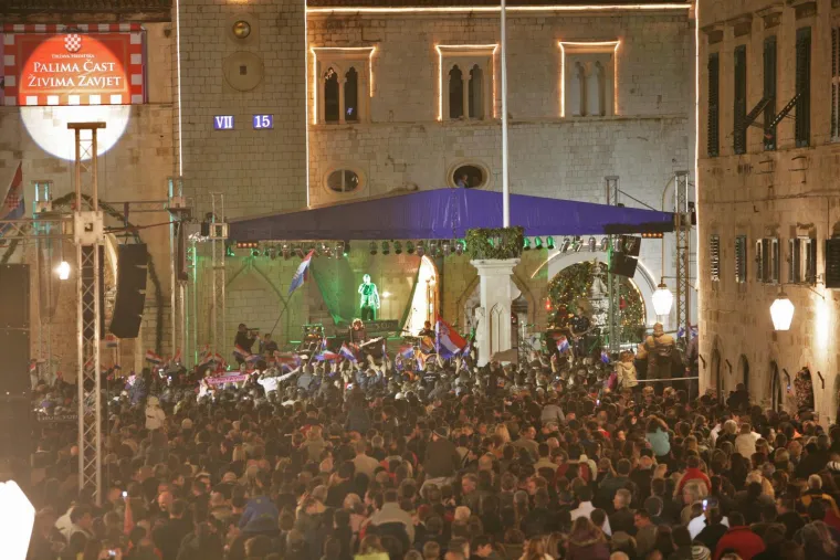 'Gorio je Dubrovnik': Pogledajte kakvu atmosferu je Thompson napravio prije 17 godina na Stradunu