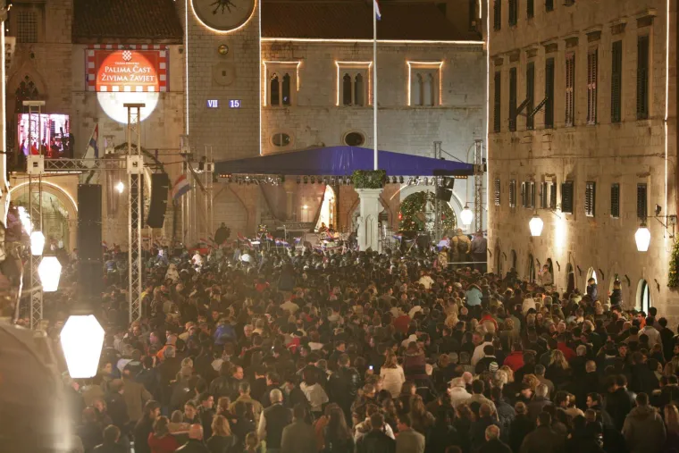 'Gorio je Dubrovnik': Pogledajte kakvu atmosferu je Thompson napravio prije 17 godina na Stradunu