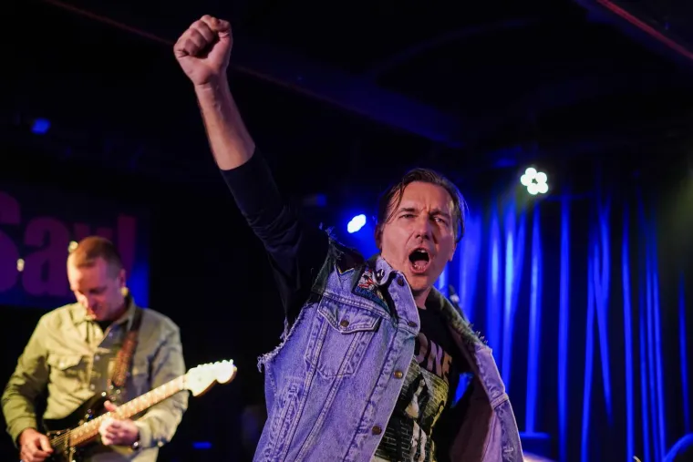 Znate li tko su izvođači ovih poznatih trash pjesama? Svi moraju imati barem pet točnih