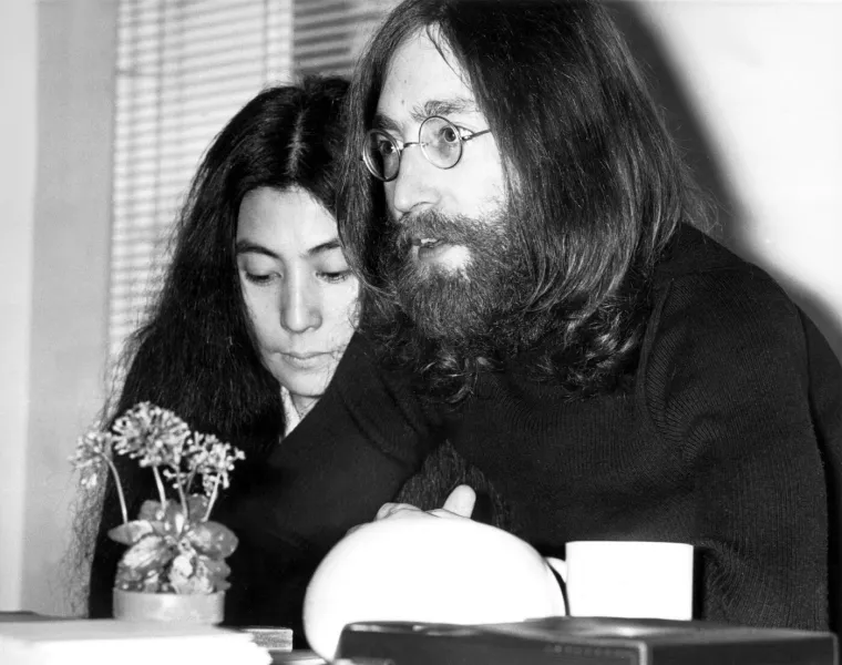 Žena koja je 'uni&scaron;tila' Beatlese, ali osvojila Johna Lennona: Tko je bila Yoko Ono?