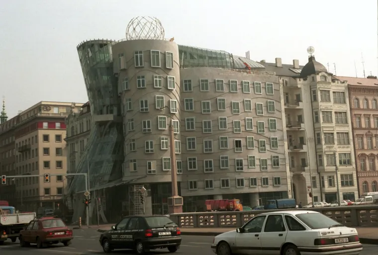 Umro slavni arhitekt Frank Gehry: Pogledajte ple&scaron;uću kuću i druga remek djela koja krase svjetske metropole