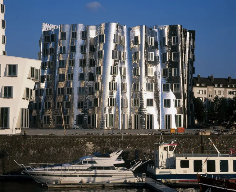 Umro slavni arhitekt Frank Gehry: Pogledajte ple&scaron;uću kuću i druga remek djela koja krase svjetske metropole