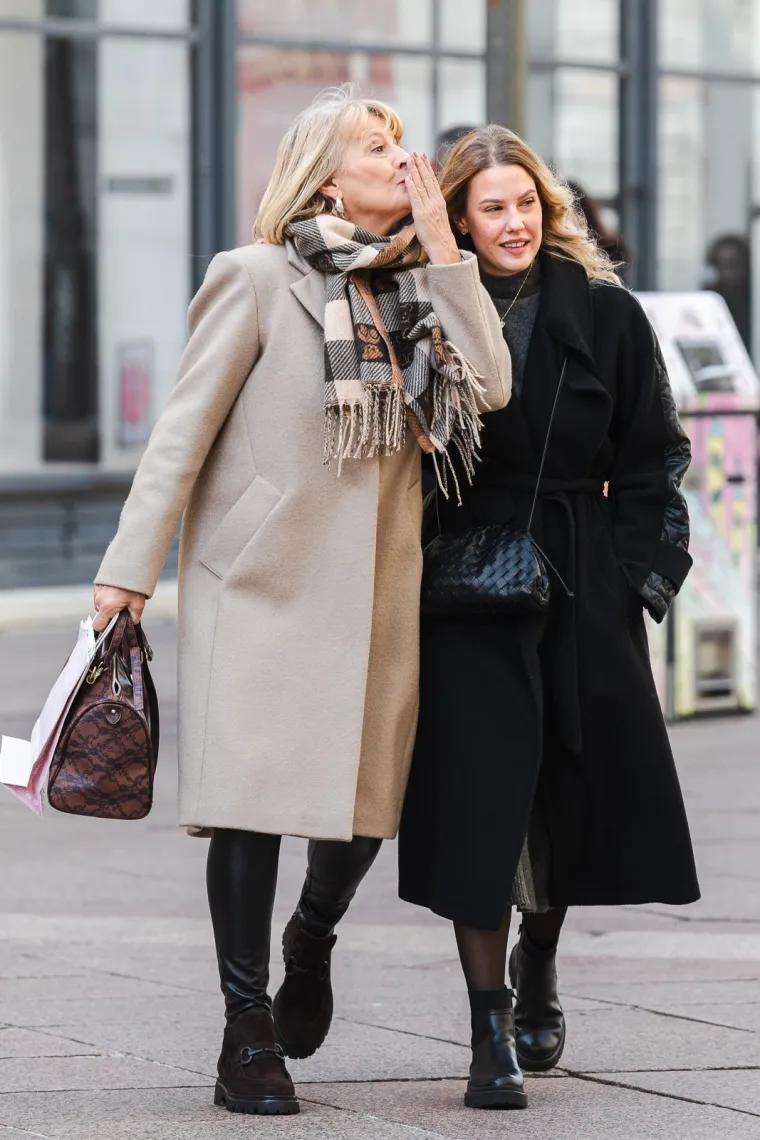 Ni dugi kaputi nisu sasvim prekrili lijepe noge Riječanki: Štiklama pokorile Korzo