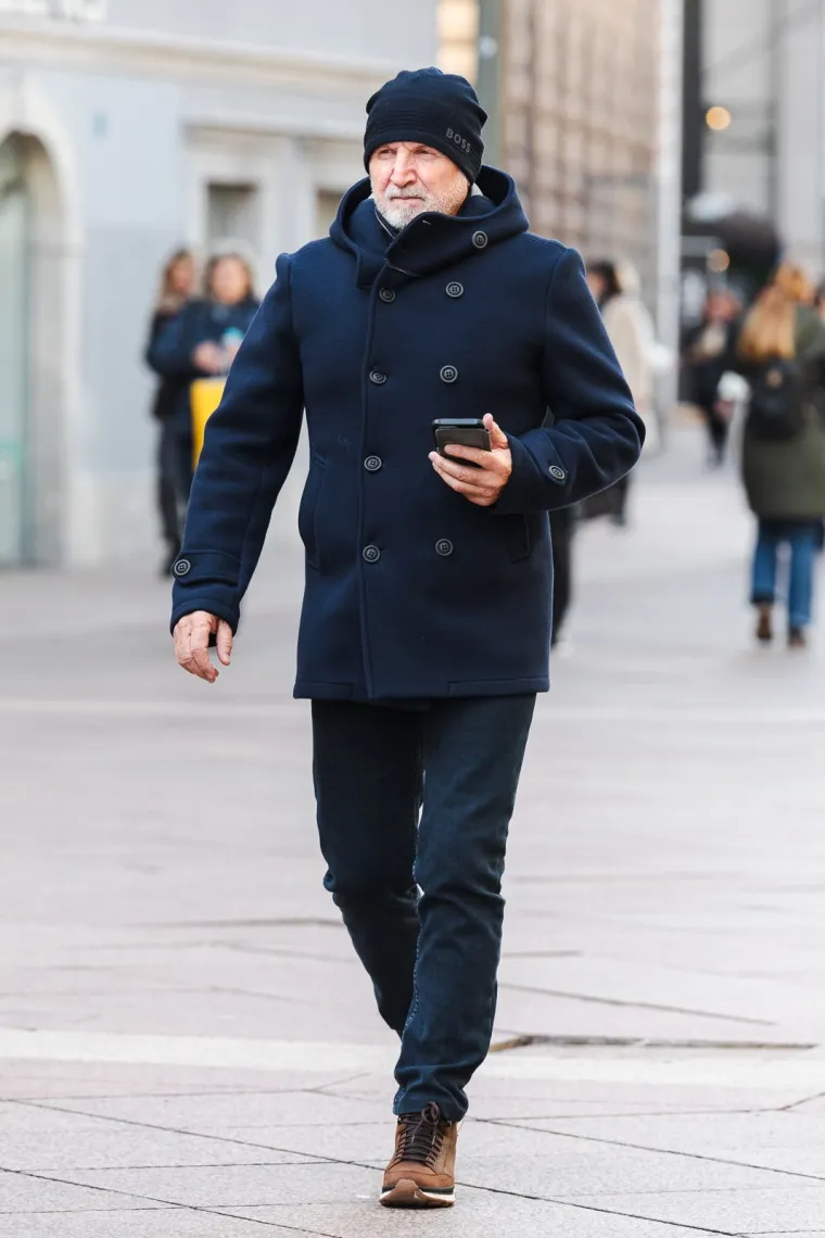 Ni dugi kaputi nisu sasvim prekrili lijepe noge Riječanki: Štiklama pokorile Korzo