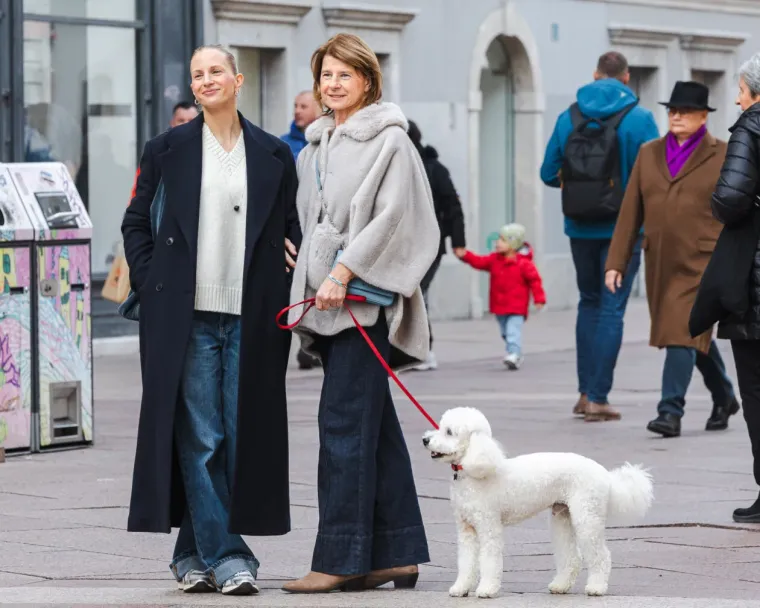 Ni dugi kaputi nisu sasvim prekrili lijepe noge Riječanki: &Scaron;tiklama pokorile Korzo